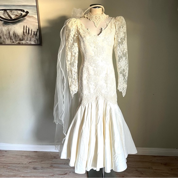 Vintage Wedding Dress 34” chest Cream Lace Long Sleeve Button Detail Veil 80s